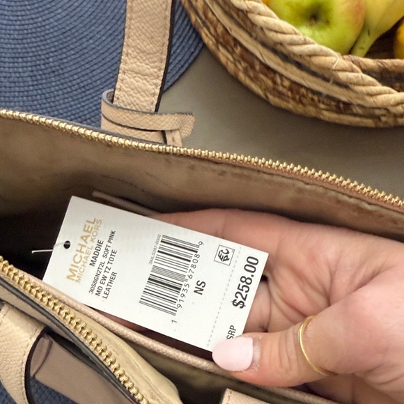 Michael Kors blush pink Tote with Gold Accents - Picture 4 of 7